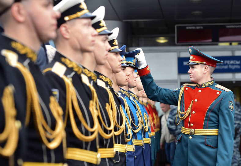 У почетного караула есть парадная форма одежды для трех видов вооруженных сил: Сухопутных войск, Воздушно-космических сил и Военно-морского флота&lt;br>
На фото: встреча мощей святителя Николая Чудовторца в аэропорту Внуково, 2017 год