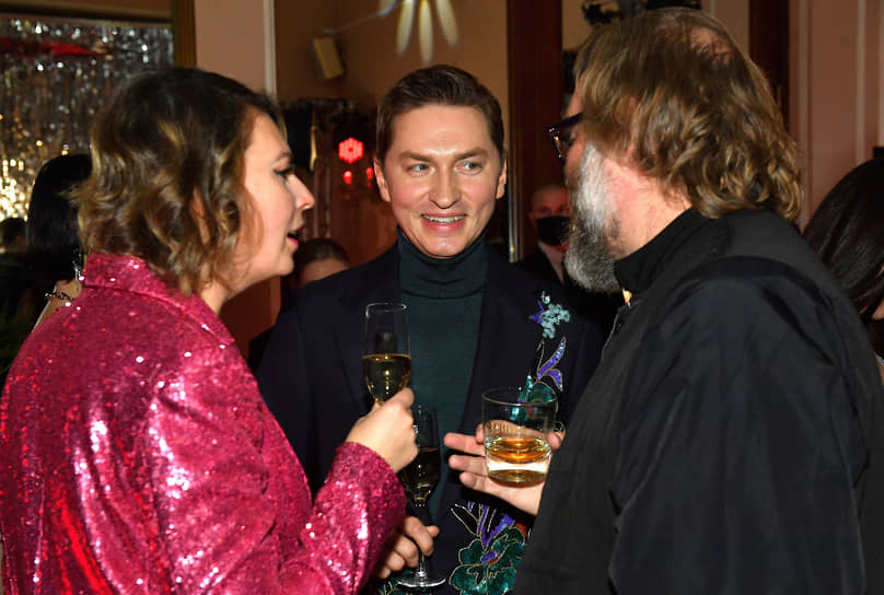 Главный редактор журнала GQ Россия Игорь Гаранин (в центре) на гала-ужине «GQ: 20 лет в России» 