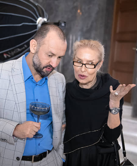 Директор Мультимедиа Арт Музея Ольга Свиблова и коллекционер Денис Химиляйне во время ужина, посвященного открытию выставки «Красота и стиль. История модной фотографии» из собрания фонда Still Art