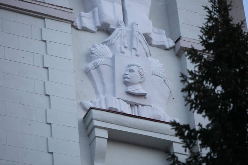 Барельеф в виде профиля Иосифа Сталина на здании Окружного дома офицеров