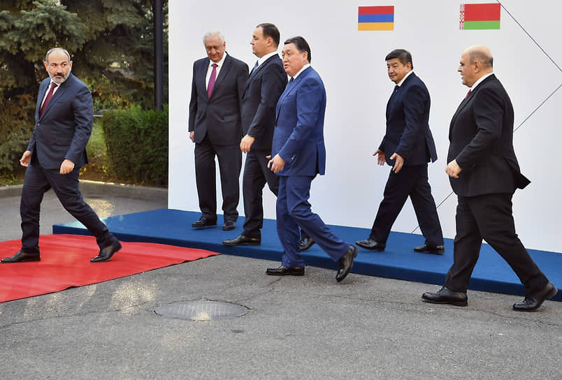 Слева направо: премьер-министр Армении Никол Пашинян, председатель Коллегии Евразийской экономической комиссии Михаил Мясникович, премьер-министры Белоруссии Роман Головченко, Казахстана Аскар Мамин, Киргизии Акылбек Жапаров и России Михаил Мишустин на заседании Евразийского межправительственного совета 