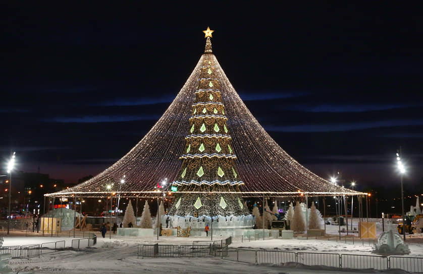 &lt;B>Пермь, 13,85 млн руб.&lt;/B>  
В центре Перми в третий раз установили 30-метровую искусственную елку. Ее купили в 2019 году за 9,4 млн рублей