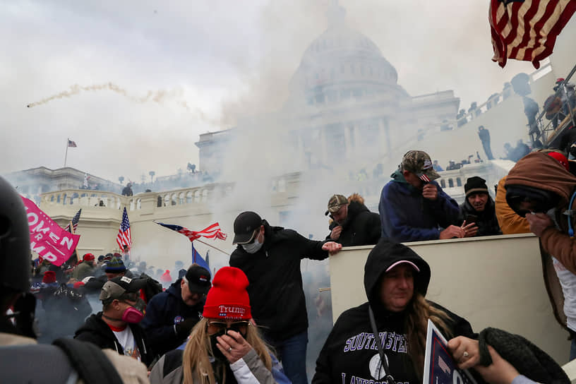 &lt;b>Захват Капитолия&lt;/b>
&lt;br>6 января митинг протеста у Капитолия США перерос в вооруженное столкновение. Сторонники бывшего президента страны Дональда Трампа взяли штурмом здание. В рамках дела арестованы свыше 60 человек, всего обвинения предъявлены более 600 участникам
&lt;br>Заметность: 6 880