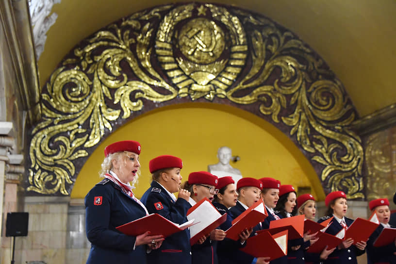 Москва, Россия. Выступление хора метрополитена на станции «Комсомольская»
