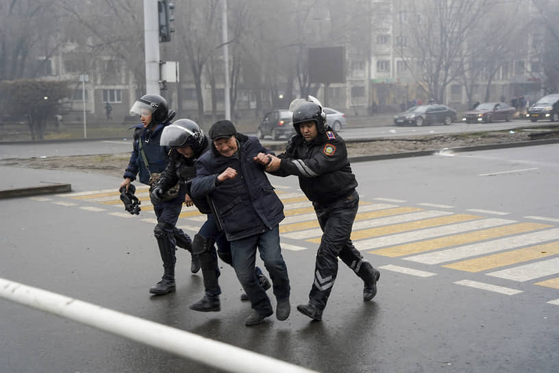 Задержание протестующих в Алматы