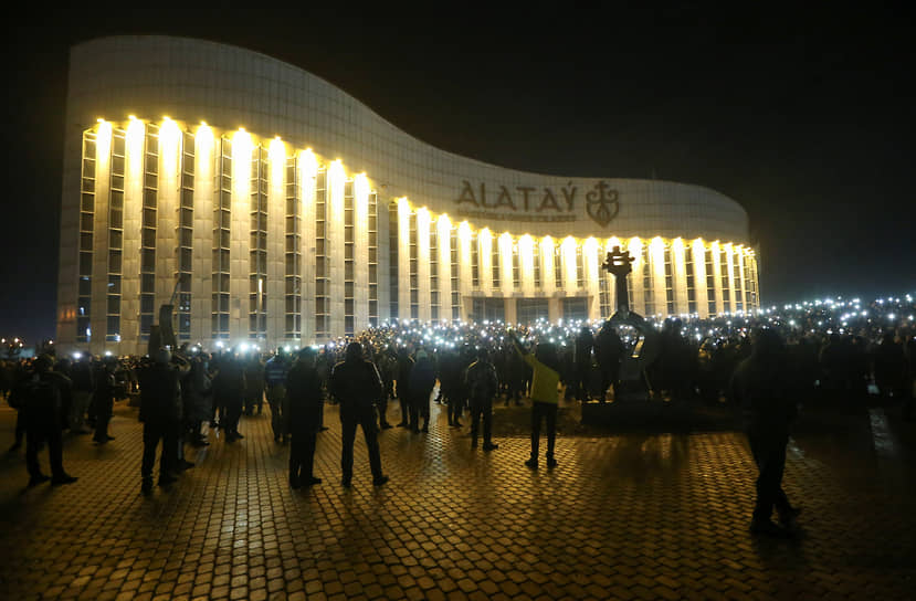 Протестующие с фонариками в Алматы