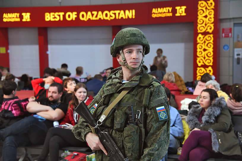 Российский военнослужащий на дежурстве в аэропорту