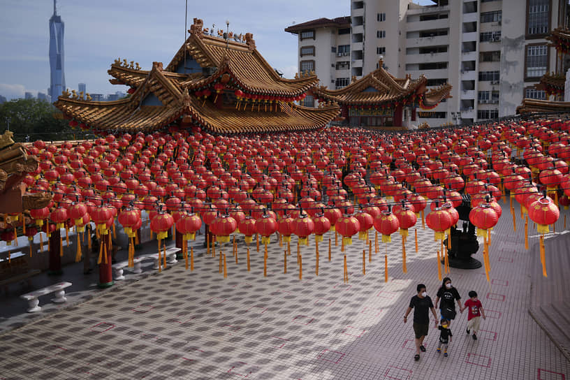 Куала-Лумпур, Малайзия. Фонари, развешанные в преддверии празднования китайского нового года 
