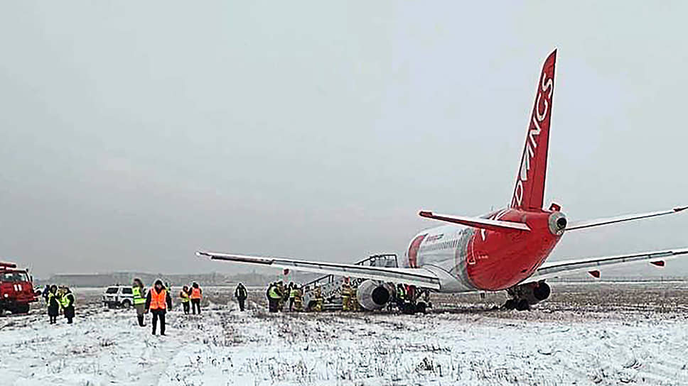 Выкатившийся за пределы ВПП самолет Sukhoi Superjet 100 авиакомпании Red Wings