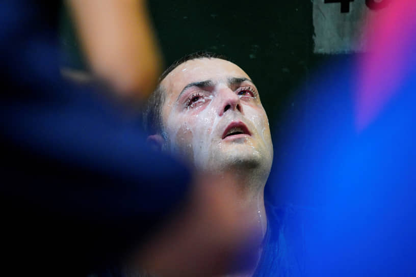 Мельбурн, Австралия. Протестующий против депортации сербского теннисиста Новака Джоковича пострадал от перцового баллончика
