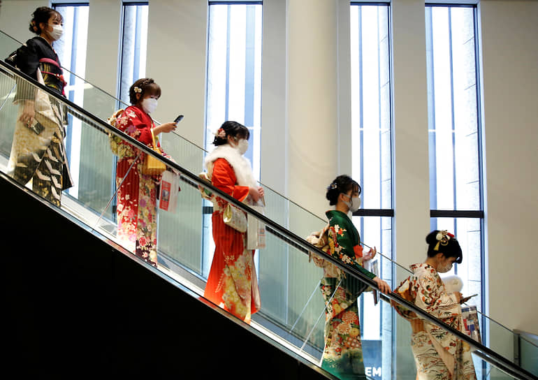 Токио, Япония. Девушки в кимоно на Дне совершеннолетия