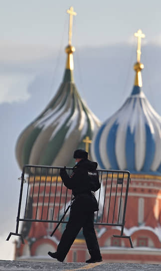 Москва. Сотрудник полиции на Красной площади