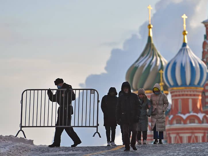 Москва, Россия. Туристы на Красной площади