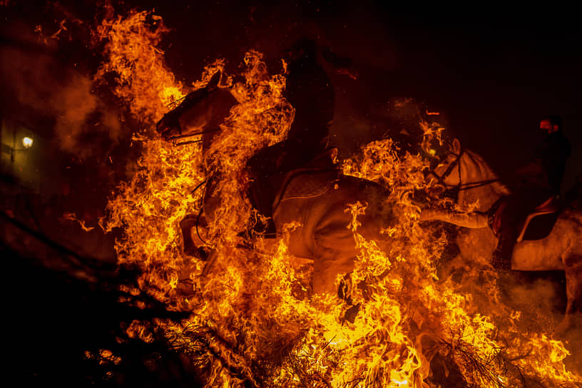 Сан-Бартоломе-де-Пинарес, Испания. Наездники на фестивале Las Luminarias, приуроченном к празднованию Дня Святого Антония, который считается покровителем животных