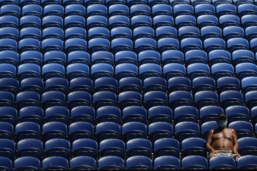 Мельбурн, Австралия. Зритель смотрит матч четвертого круга Australian Open между теннисистками Даниэль Коллинз и Элизе Мертенс 