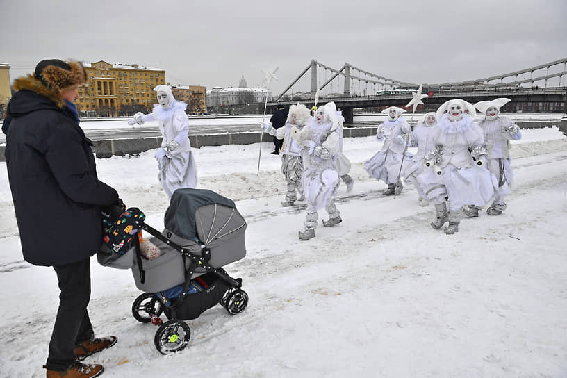 Москва, Россия. Уличные артисты в костюмах в парке Горького