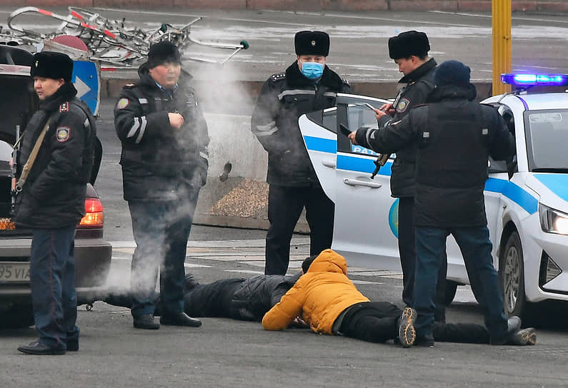 Алматы, Казахстан. Сотрудники полиции проводят обыск и проверку документов