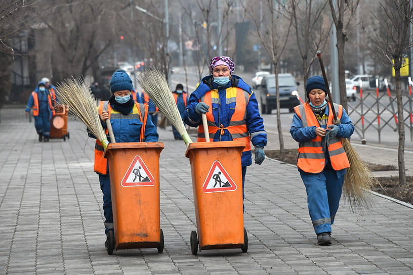 Алматы, Казахстан. Дворники убирают улицы города