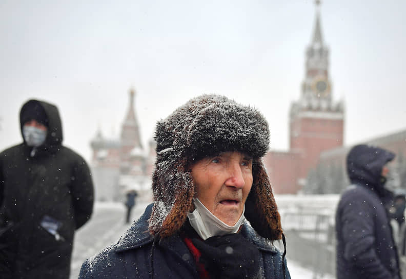 Москва. Церемония возложения цветов и венков к мавзолею на Красной площади в честь годовщины со дня смерти Владимира Ленина