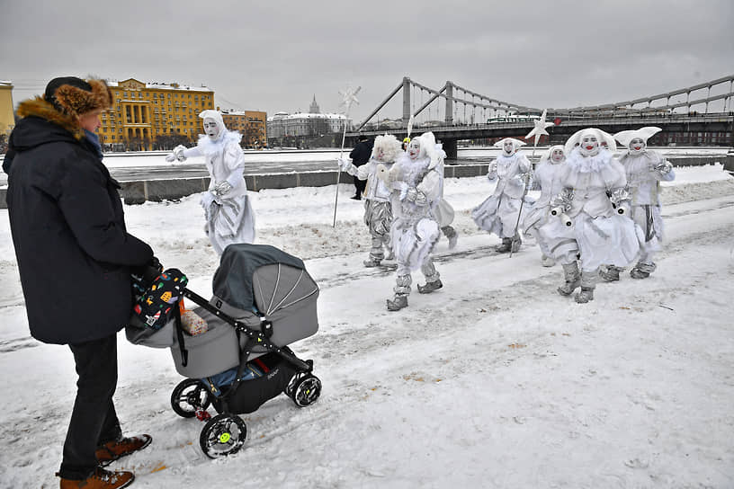 Москва. Уличные артисты в новогодних костюмах в парке Горького