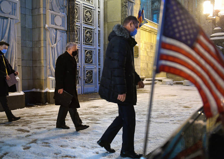 Москва. Посол США в России Джон Салливан (в центре) привез в МИД письмо с ответом на российские требования о гарантиях безопасности