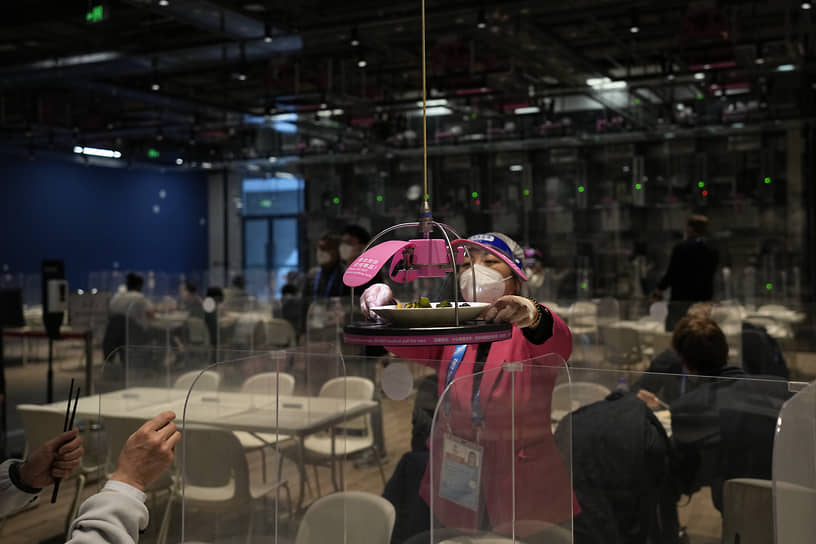 Робот доставляет поднос с едой в олимпийском пресс-центре
