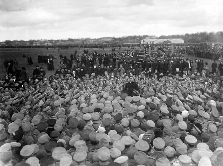 «На прошлой неделе,— писал генерал-лейтенант А. И. Деникин о лете 1917 года,— был бурный митинг, едва не окончившийся большими беспорядками, по поводу заявления одной из рот, что солдаты едят ненавистную чечевицу и постные щи потому, что вся крупа и масло поступают в офицерское собрание. Это был явный вздор»