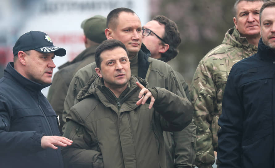Президент Украины Владимир Зеленский (в центре) на учениях МВД в Херсонской области. 12 февраля