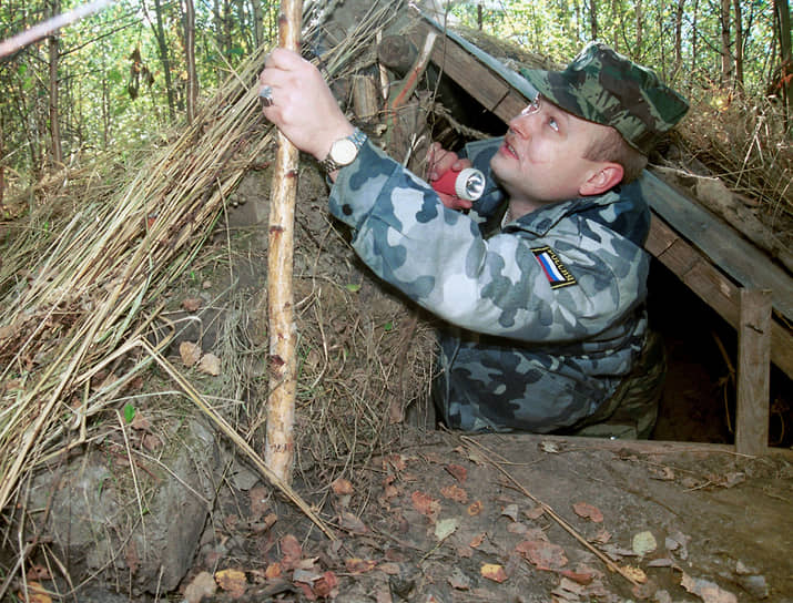 5 сентября 2001 года из московского СИЗО «Бутырка» через подкоп сбежали приговоренные к пожизненному заключению Владимир Железогло, Борис Безотечество и Анатолий Куликов, которые ждали там рассмотрения кассационных жалоб. С помощью ложек и заточек они сняли плитку за унитазом и прорыли тоннель в подвал, где через коллектор выбрались на улицу. Отходы от работ беглецы выбрасывали во время прогулок