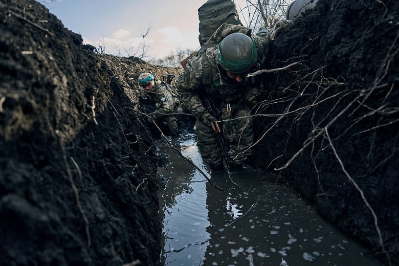 Украинские солдаты в окопе неподалеку от Бахмута