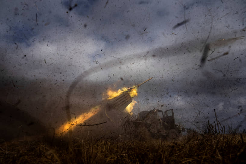 Украинские военные ведут огонь из реактивной системы залпового огня «Град» под Лисичанском