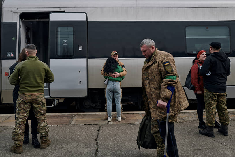 Украинские солдаты прощаются со своими женами в Краматорске