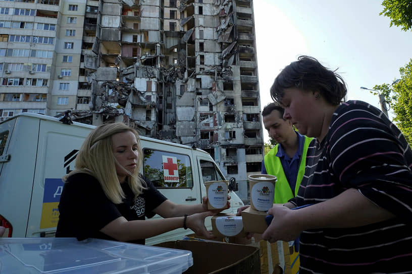 Жители Харькова получают бесплатное питание от волонтеров