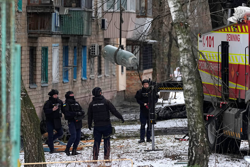Саперы загружают неразорвавшуюся боеголовку ракеты в грузовик в Киеве