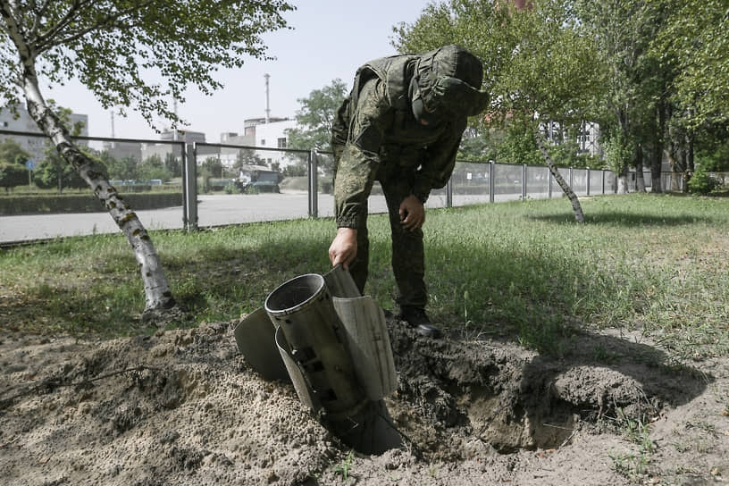 Российский военнослужащий на территории Запорожской АЭС в Энергодаре