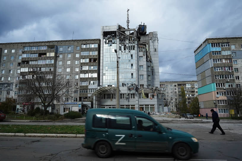 Поврежденная в результате обстрела гостиница Алчевска 