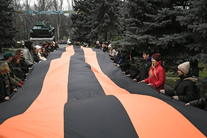 Местные жители развернули георгиевскую ленту возле Вечного огня мемориального комплекса «Братская могила» в Мелитополе