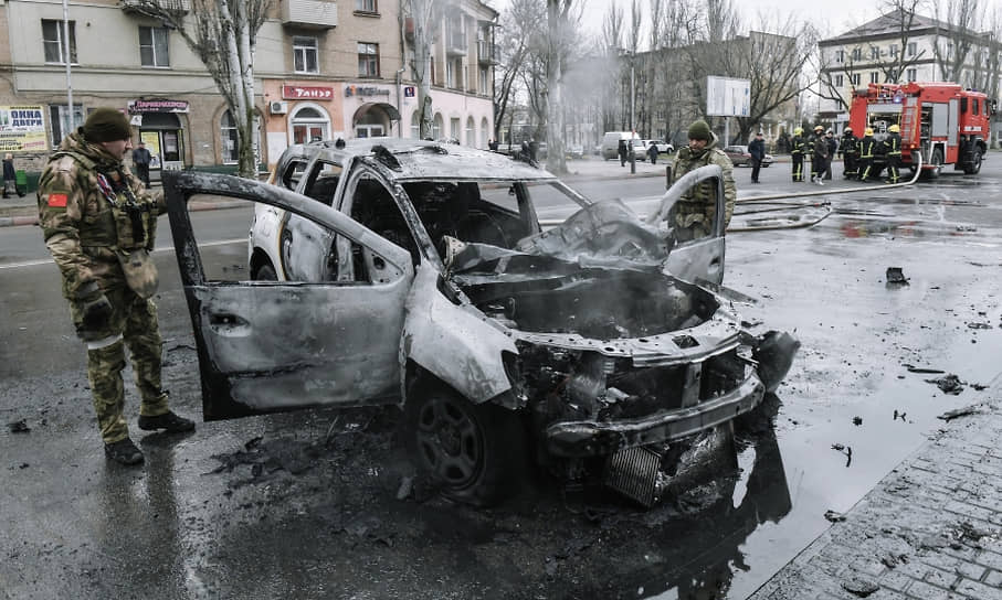 Сотрудники МЧС на месте взрыва автомобиля в центре Мелитополя