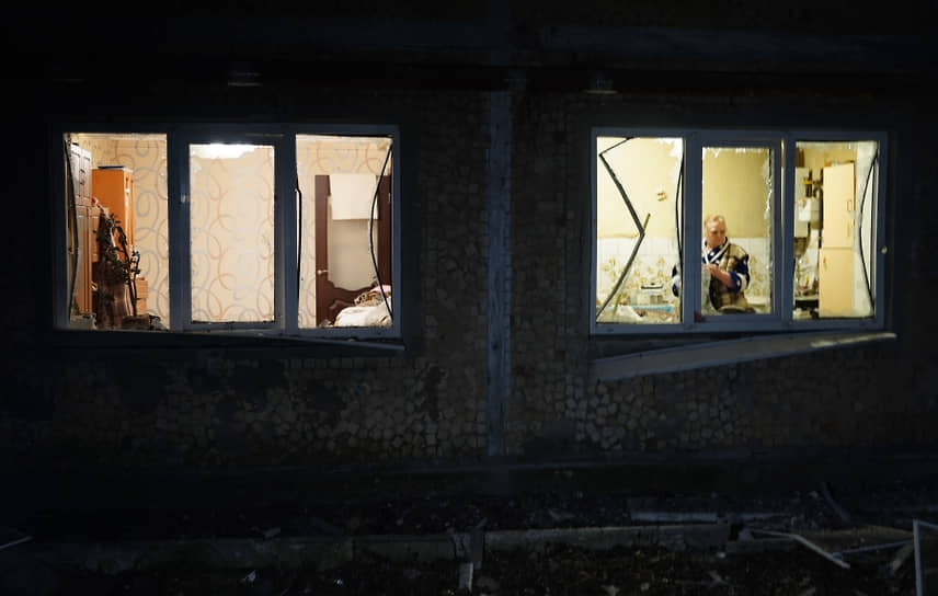Окна жилого дома, поврежденного в результате обстрела в Кировском районе Донецка