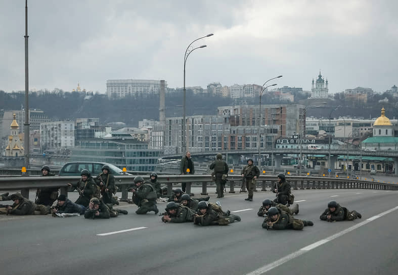 Украинские военные на позиции в центре Киева