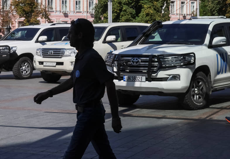 Член миссии МАГАТЭ, планирующий посетить Запорожскую АЭС, рядом с автомобилями ООН возле гостиницы в центре Киева