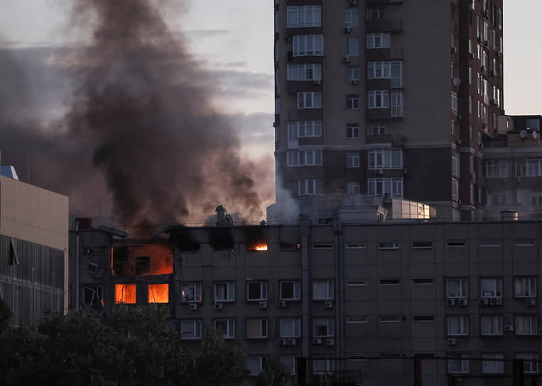Загоревшееся в результате атаки беспилотником здание в Киеве