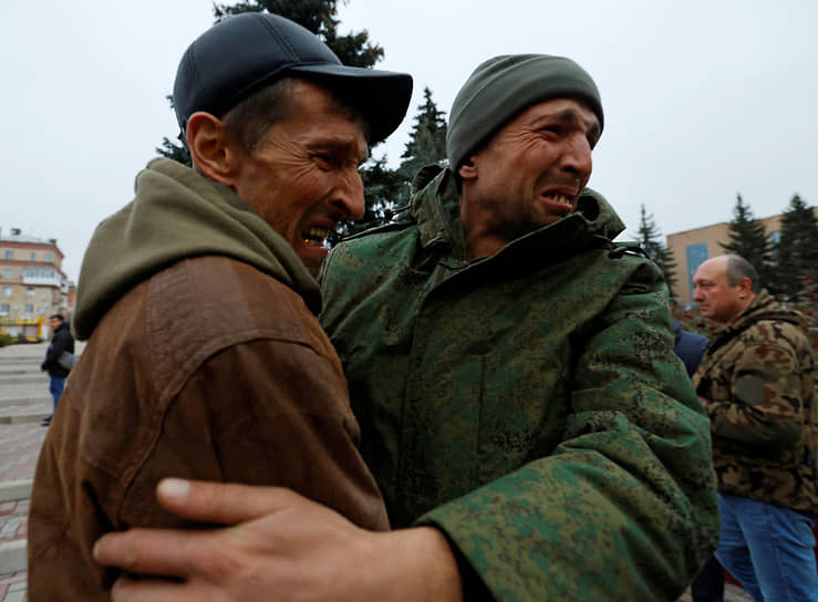 Встреча военного, вернувшегося из плена, в Амвросиевке