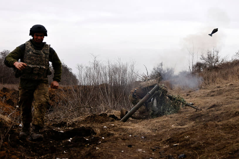 Украинские солдаты ведут минометный огонь под Бахмутом