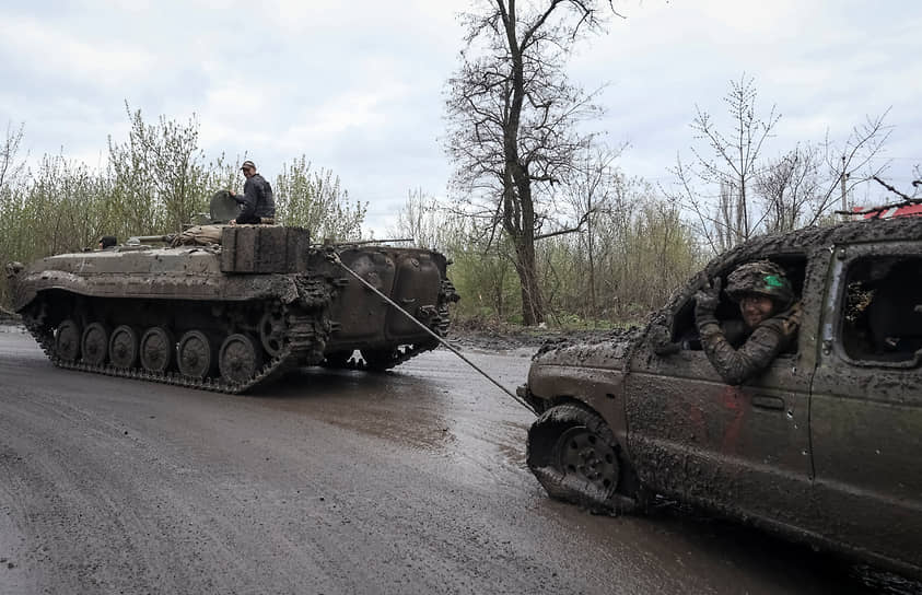 Украинские военнослужащие тянут поврежденный пикап в Часов Яре