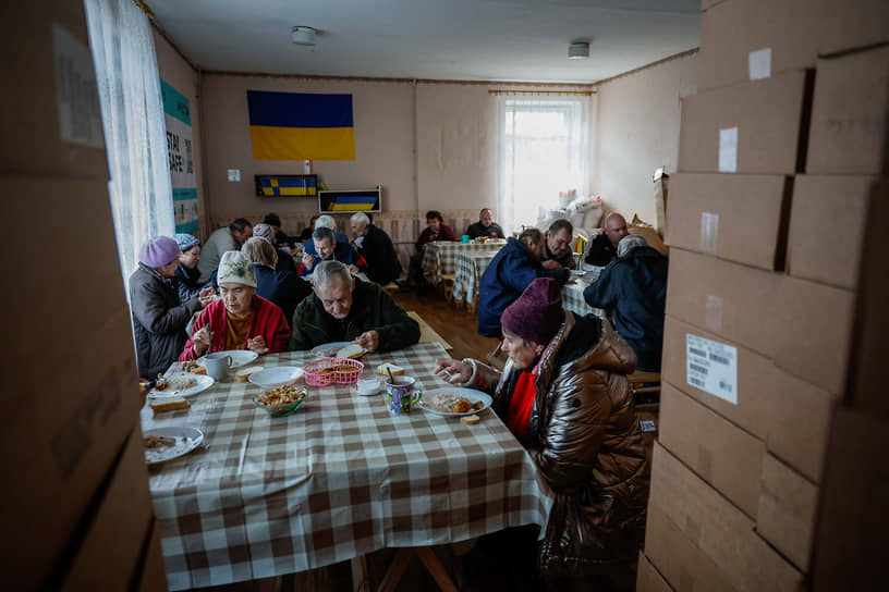 Донецкие беженцы обедают во временном убежище в Константиновке