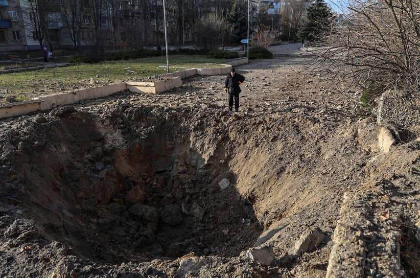 Воронка от взрыва в Херсоне