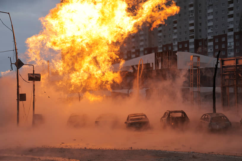 Пожар после ракетного удара в Киеве