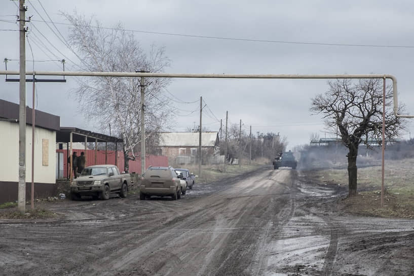 Украинские солдаты патрулируют Авдеевку 