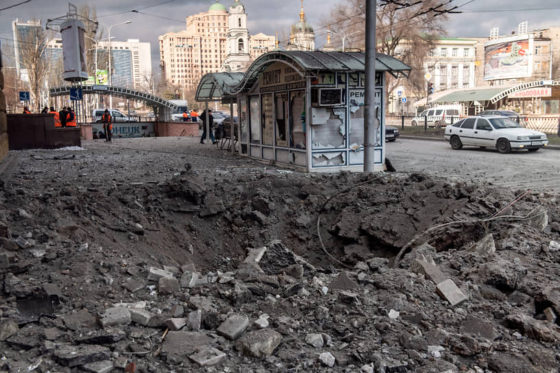 Последствия обстрела центра Донецка 